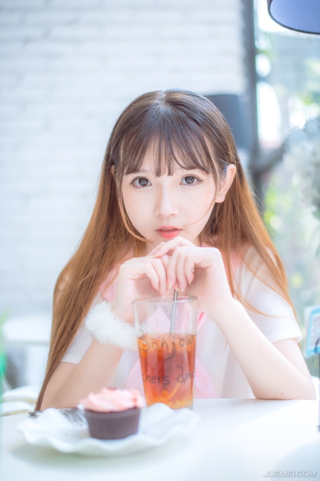 “冠军侯律法明确，而且执法公允，比之刘璋，强出何止十倍？”这名将领摇头道。